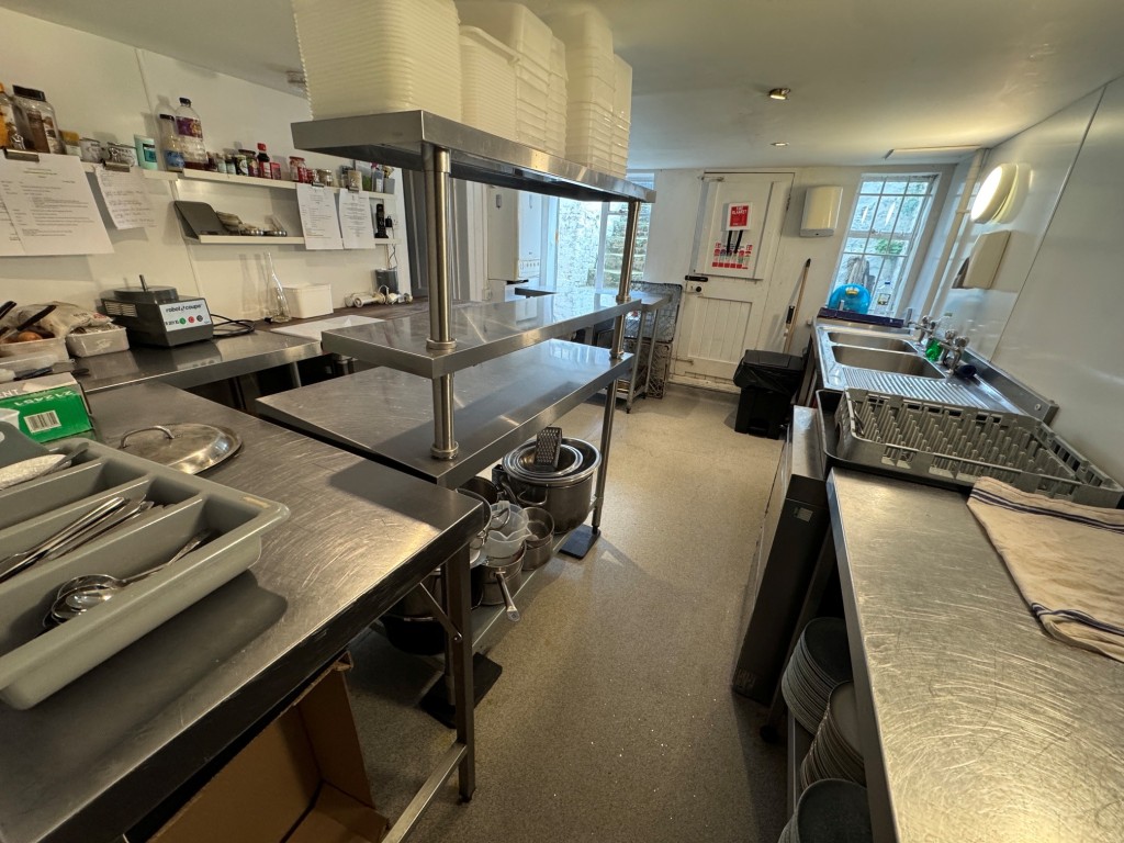 Lot: 46 - PERIOD COMMERCIAL AND RESIDENTIAL HIGH STREET INVESTMENT - Shop - lower ground floor kitchen